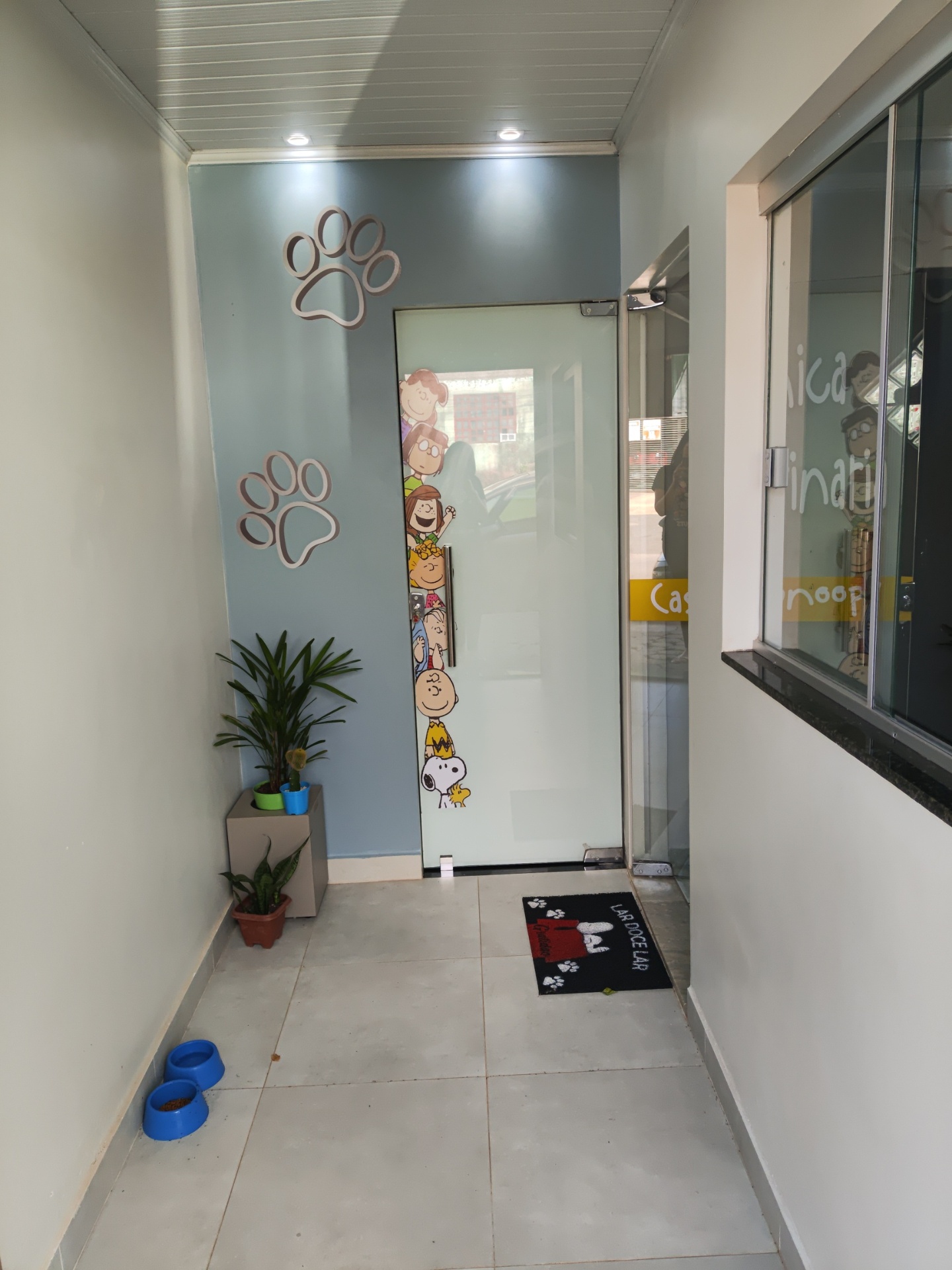 Espaço interno da Clínica Casa do Snoopy com decoração Snoopy e ambiente acolhedor
